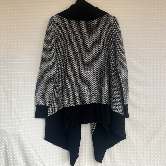 Banana Republic Black & White Cardigan - Picture 2 of 5